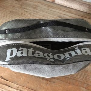 Patagonia black hole small cube-NWOT